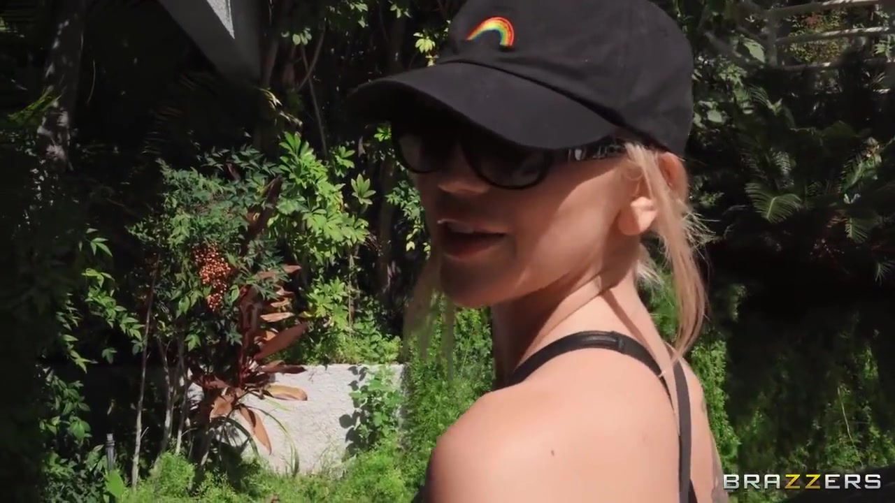 Kendra Sunderland - Is Playing With The Paparazzi