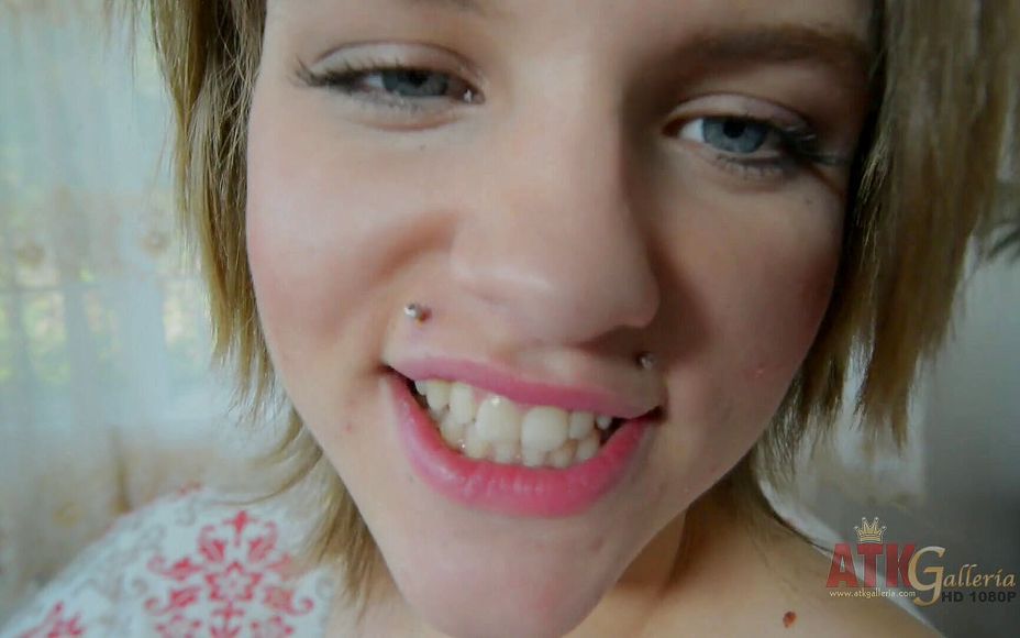 Nasty babe Scarlett Fever enjoys posing and teasing camera with her sexy body