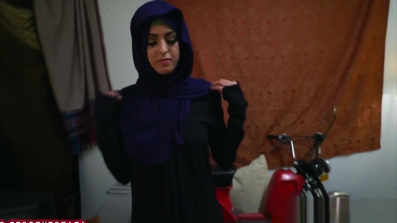 Hijab wearing muslim deepthroats cock