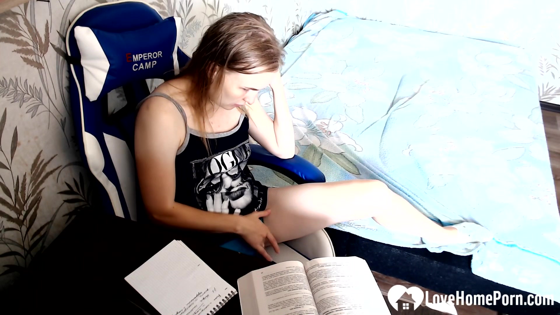 Gamer girl spreads her legs for a solo