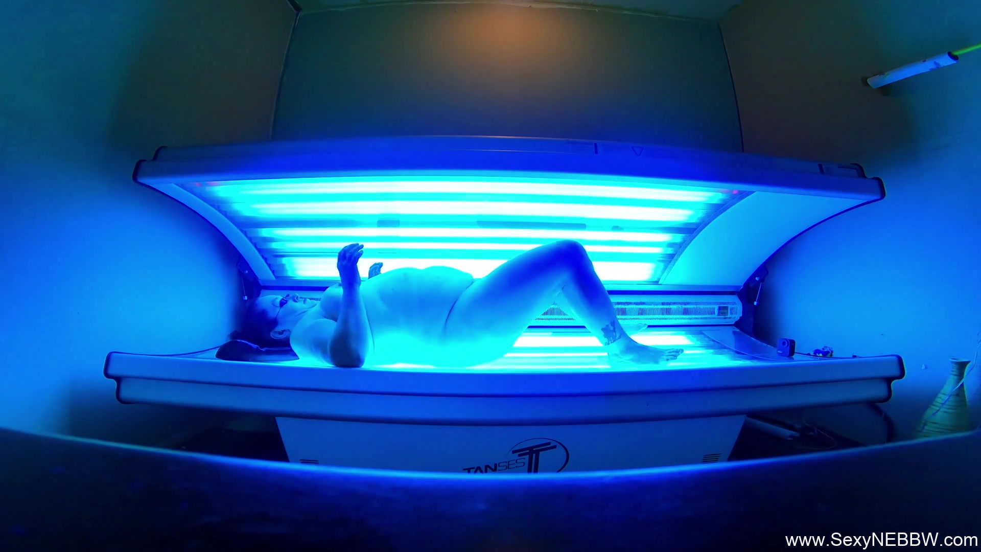 Sexy Bbw Playing Public Tanning Bed - Sexynebbw