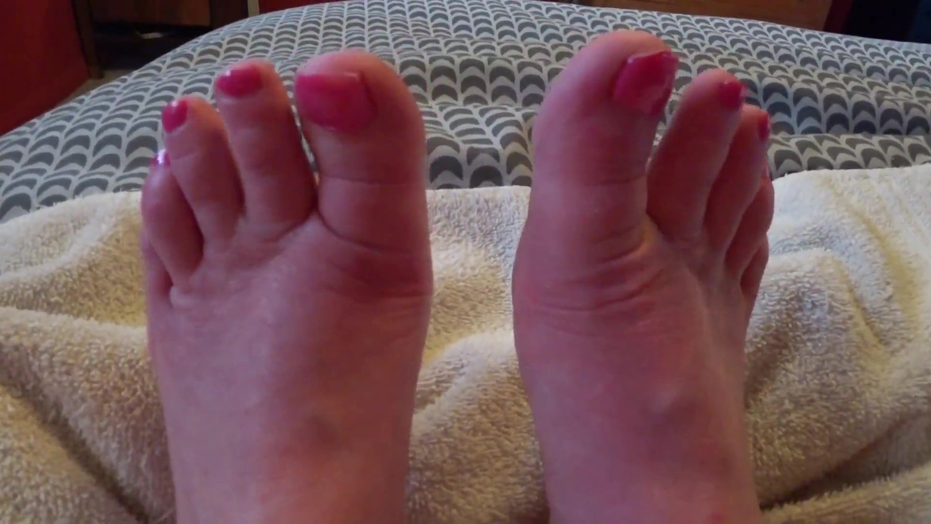 Mesmerised By My Pretty Pink Toes - TacAmateurs