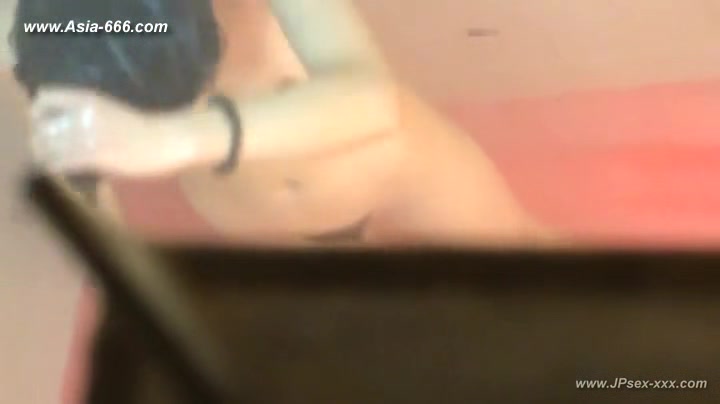 peeping chinese girls bathing.20