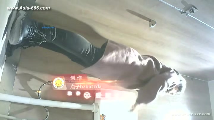 chinese girls go to toilet.***