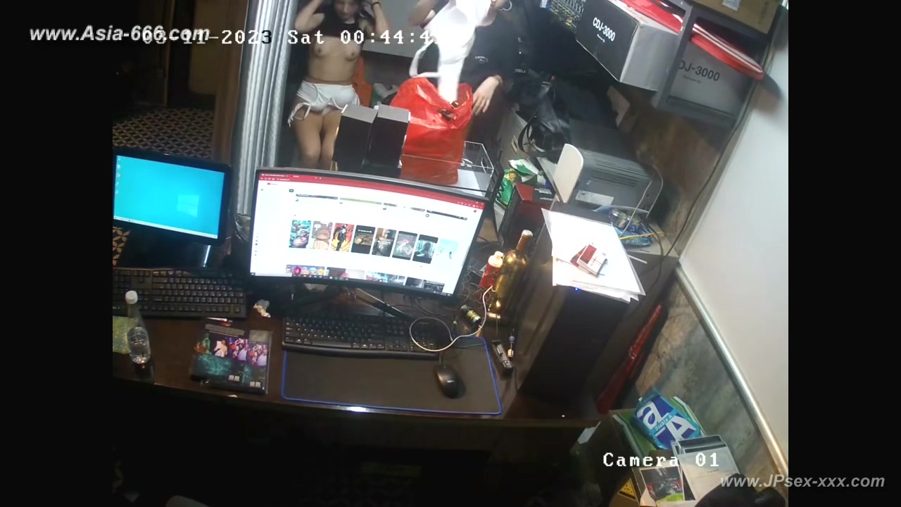 Hackers use the camera to remote monitoring of a lover's home life.600