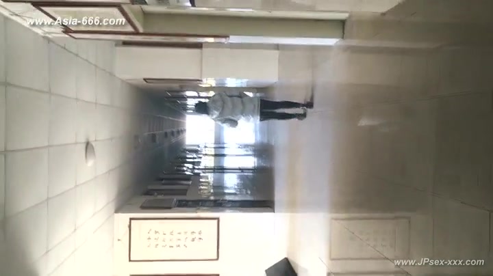 chinese girls go to toilet.60