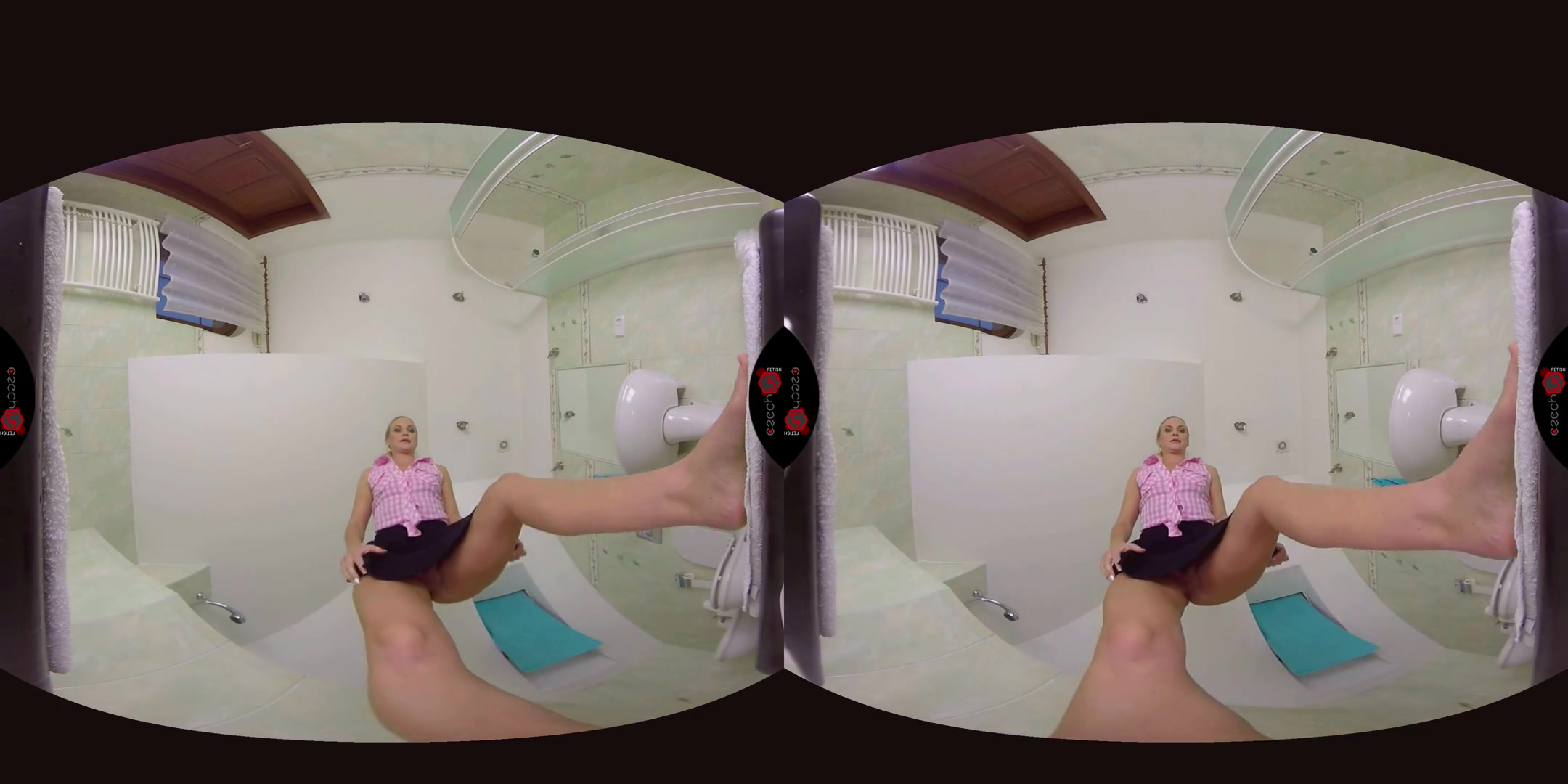 Vinna Reed in Let Vinna Pee On You! - CzechVRFetish