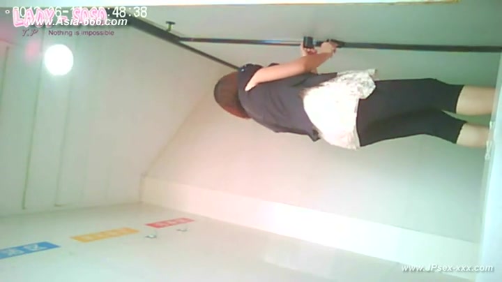 chinese girls go to toilet.18