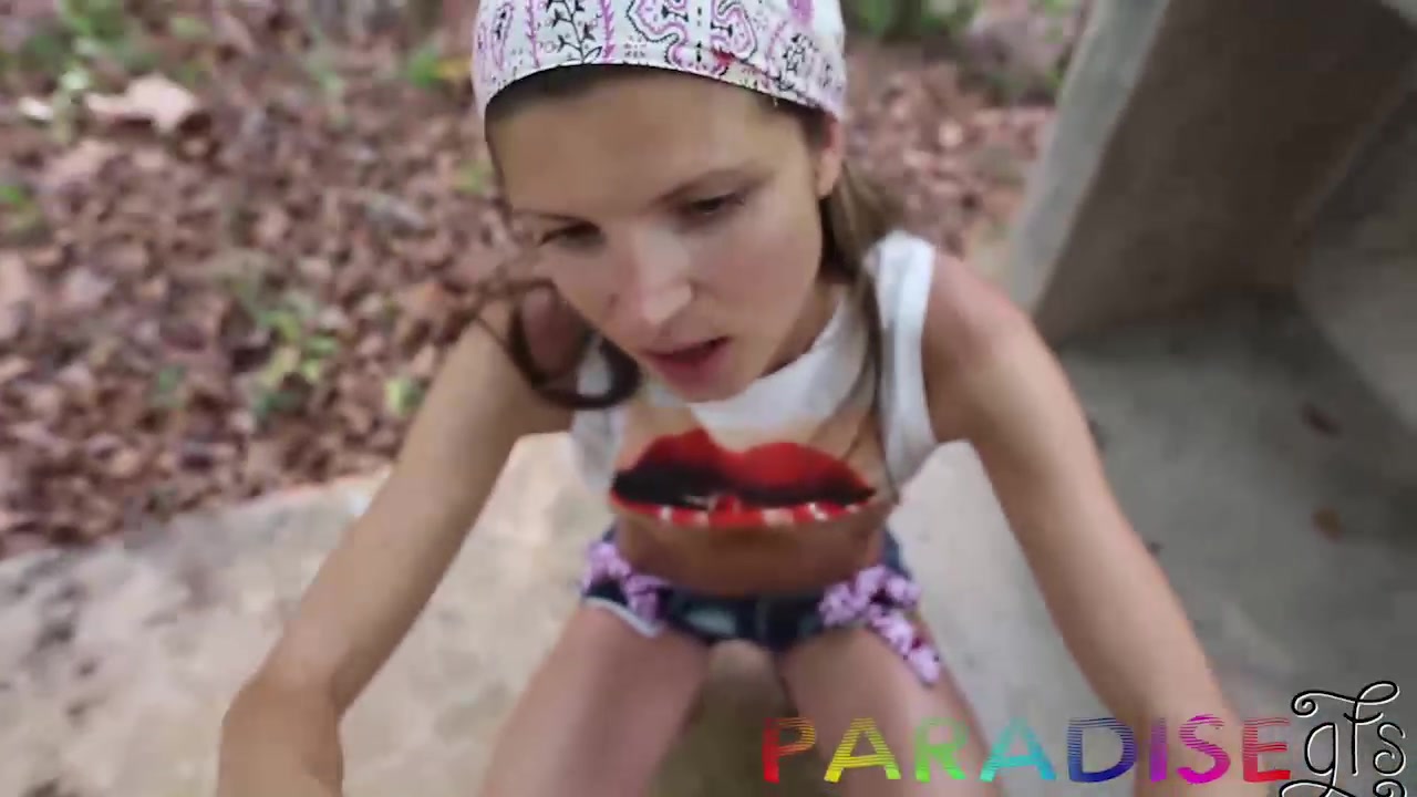 Exposing Pussy Outdoors - ParadiseGFs