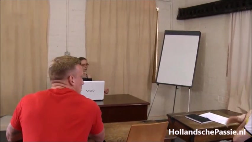 Lerares Engels Krijgt 2 Harde Pikken - Passie.Nl