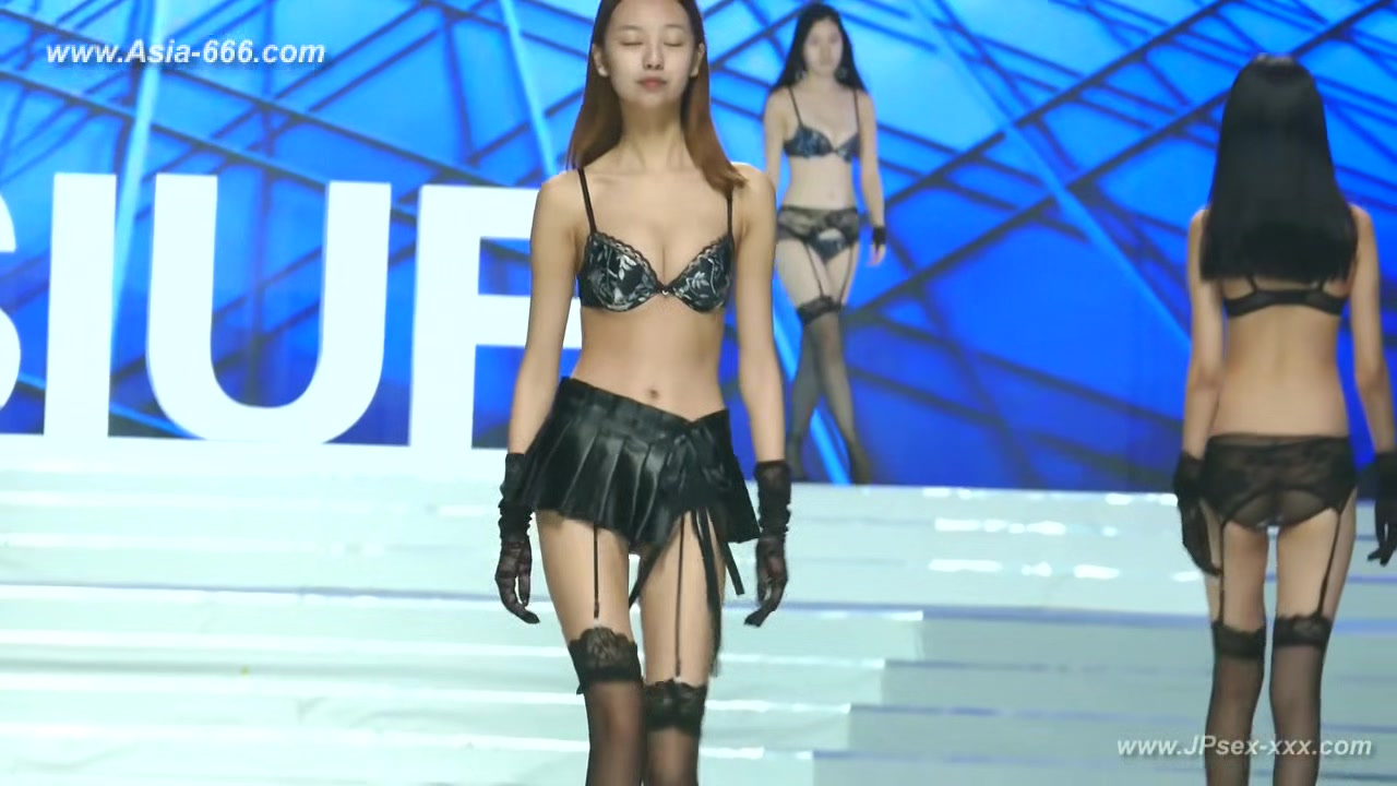 Chinese model in sexy lingerie show.18