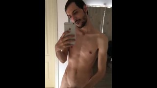 Jeune hetero prend soin de sa queue