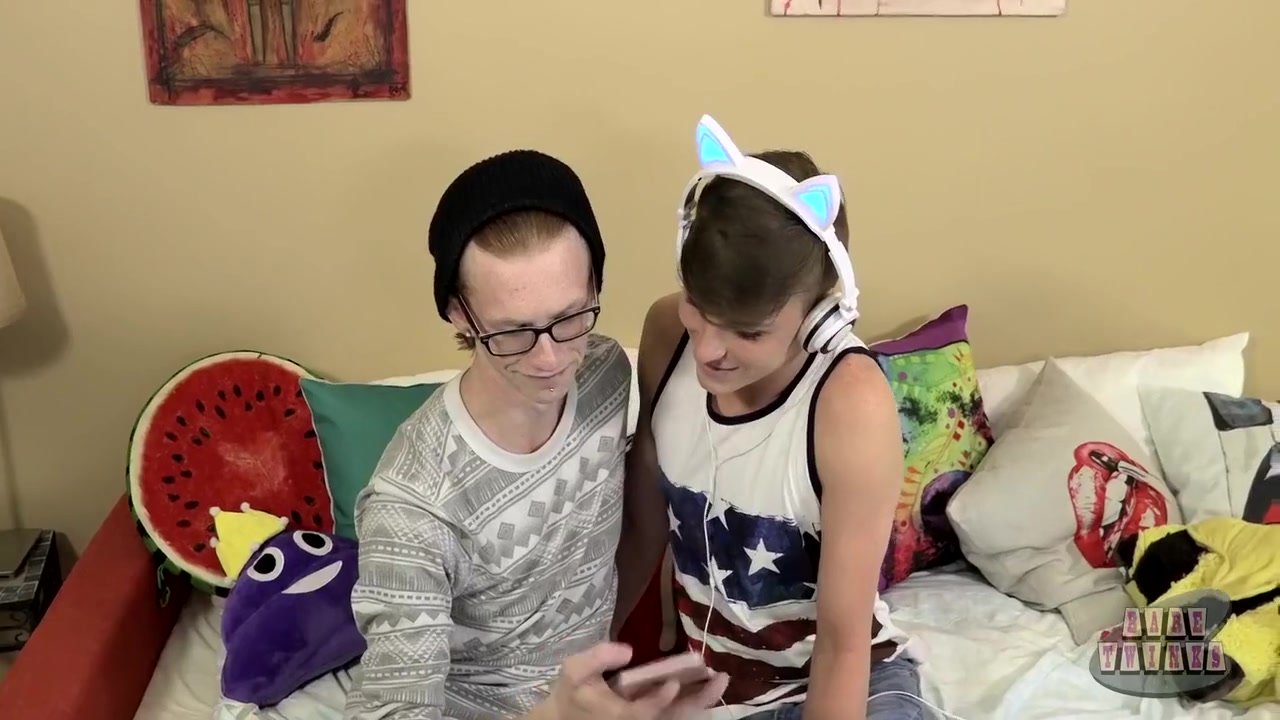 Elijah Young And Chris Summers - Sexy Selfie Boys Get Sensual