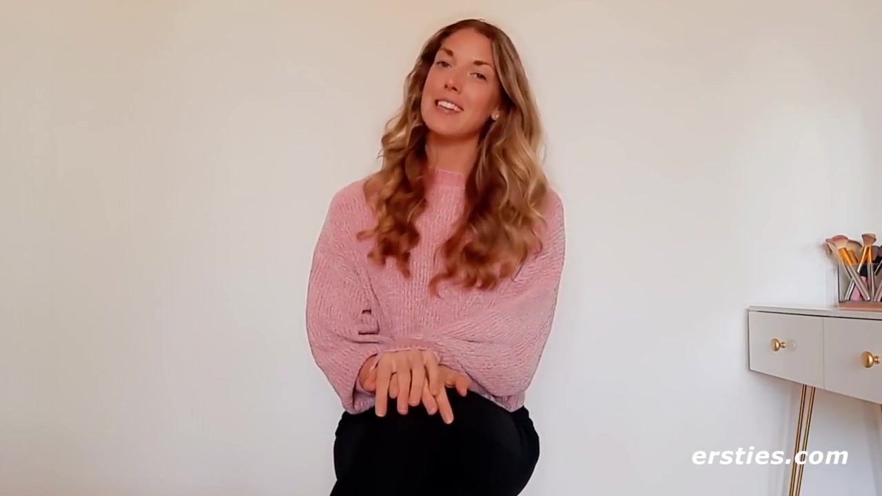 Sexy Babe Fingers Her Shaved Pussy