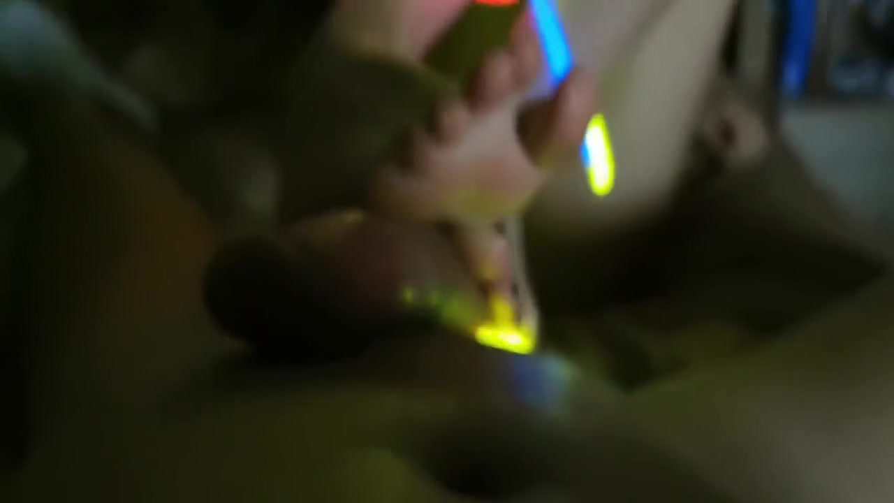 Sdelala Goryachii Nochnoi Futdzhob Pod Neonove Ogni 6 Min