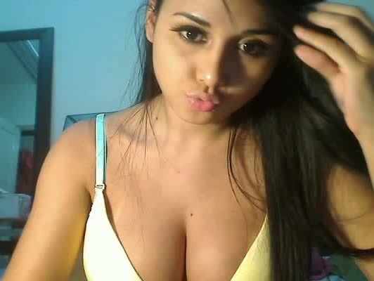 Beauty lets her pussy open at home
