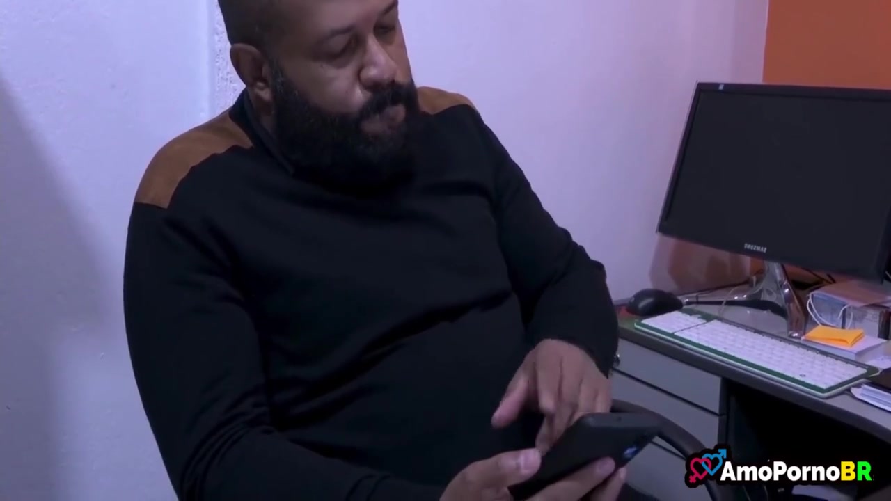 Marido Preocupado, Pois Olhou Uma Mensagem Estranha No Celular Da Esposa 5 Min