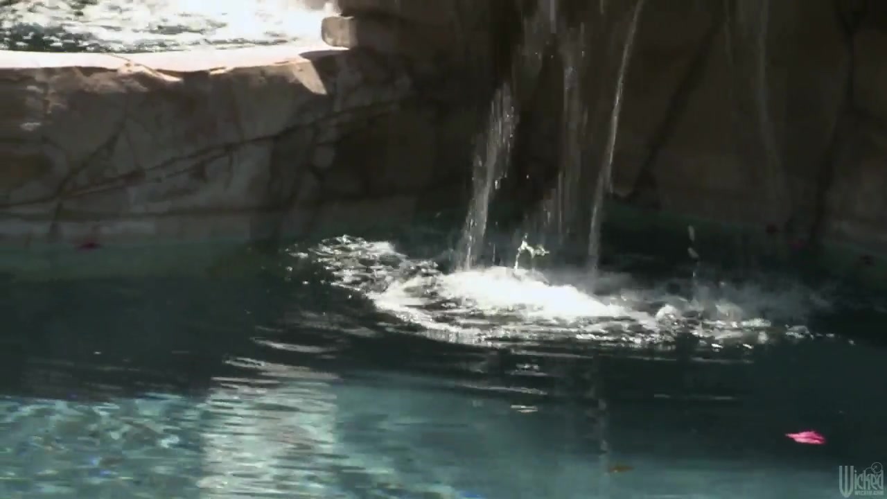 Huge titted milf Lisa Ann gets her snatch eaten by the pool