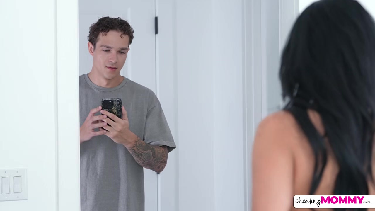 Stepmom Knows Youre Watching - S2:E8
