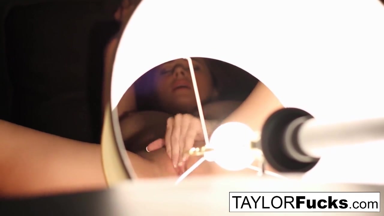Taylor Vixens Hotel Room Masturbation!