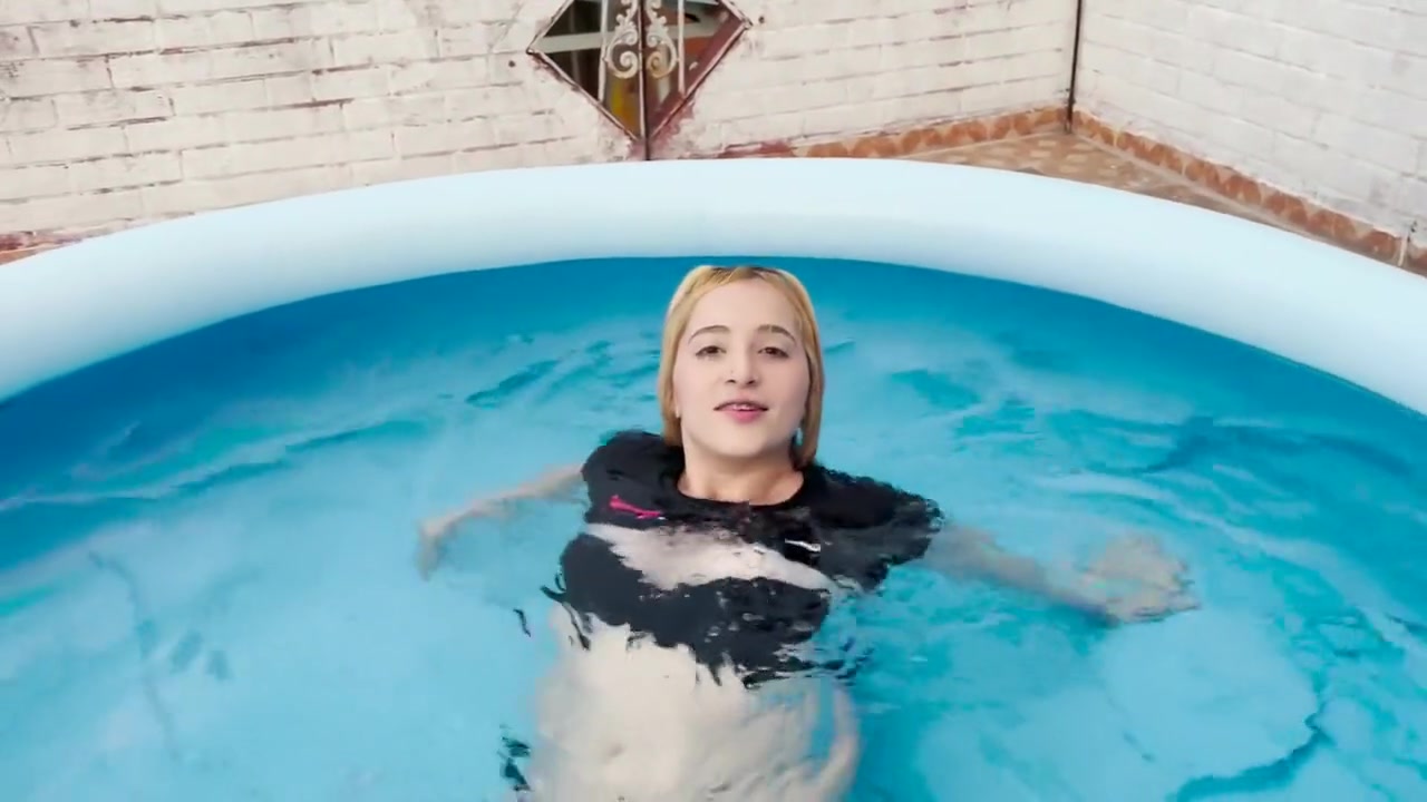 Hermosa Rubia Perdida Es Llevada A Casa De Extrano