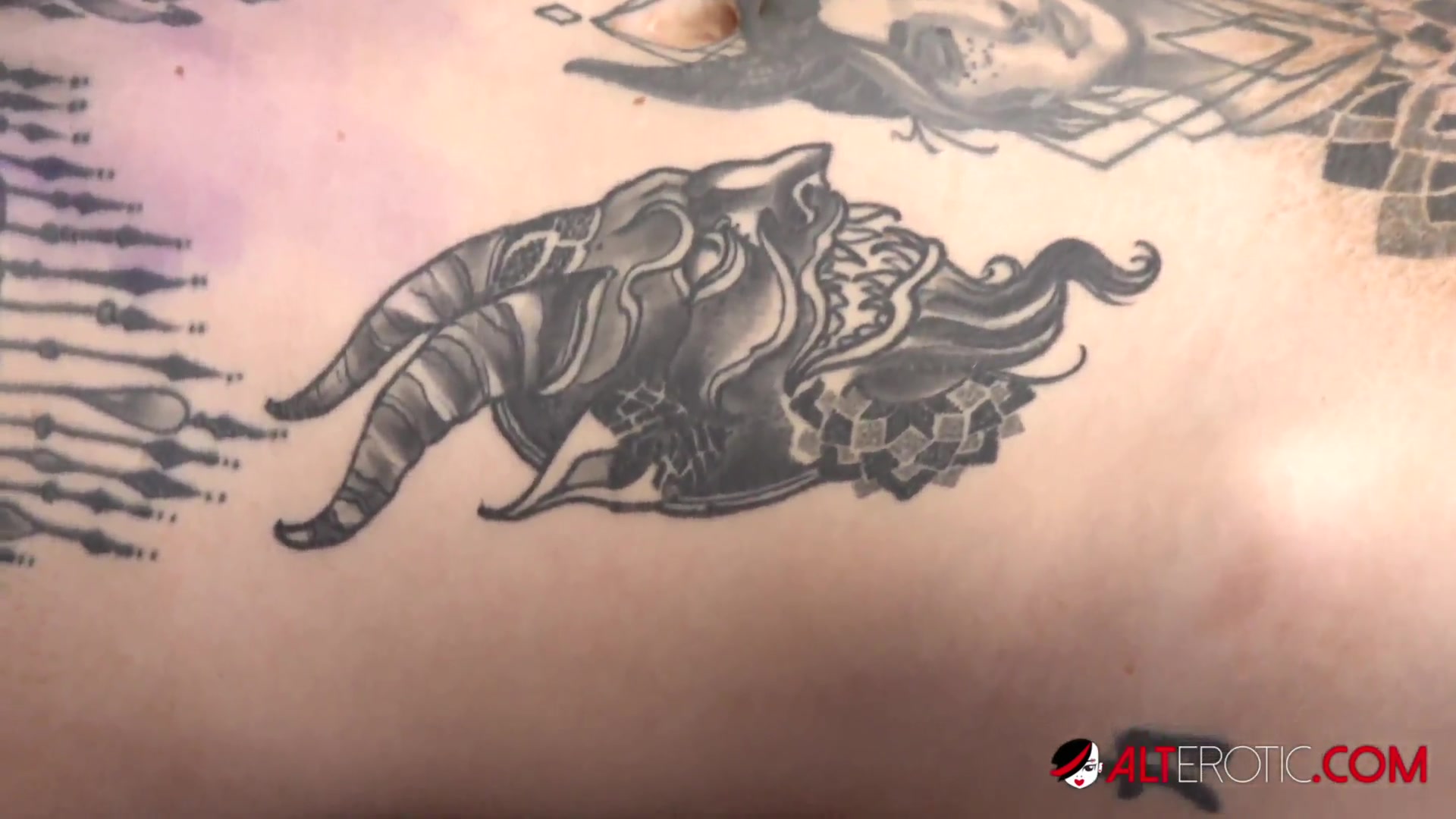 Amber Luke Plays With Her Pussy While Getting a Chest Tattoo