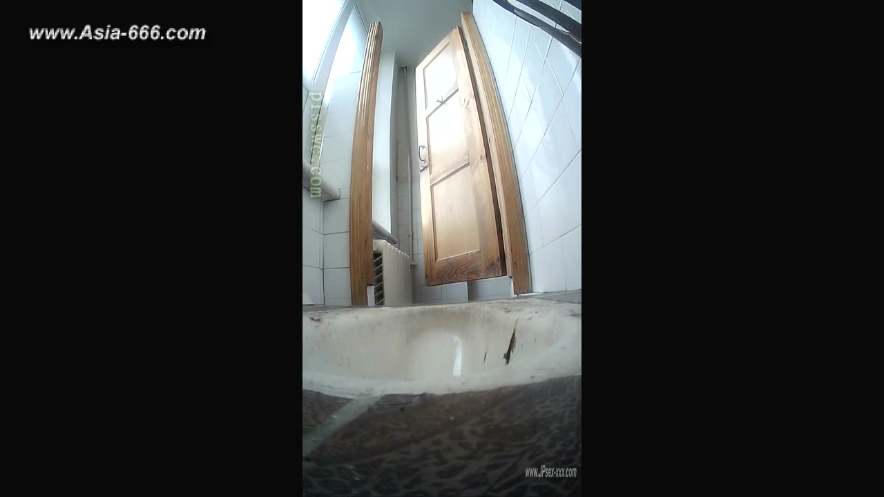 peeping blondes go to toilet.60