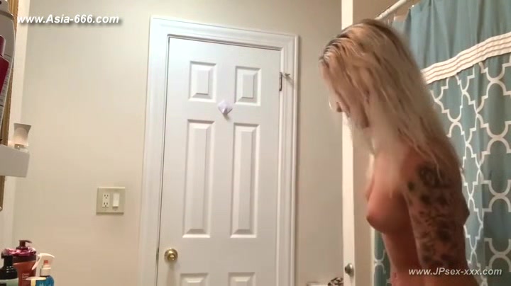 blonde girls shower.6_2