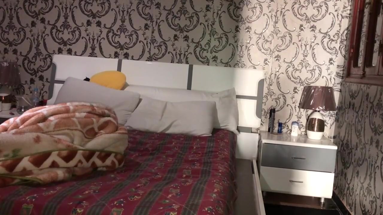 Is Not At Homeمراتي فالخدمة شداتني زملة