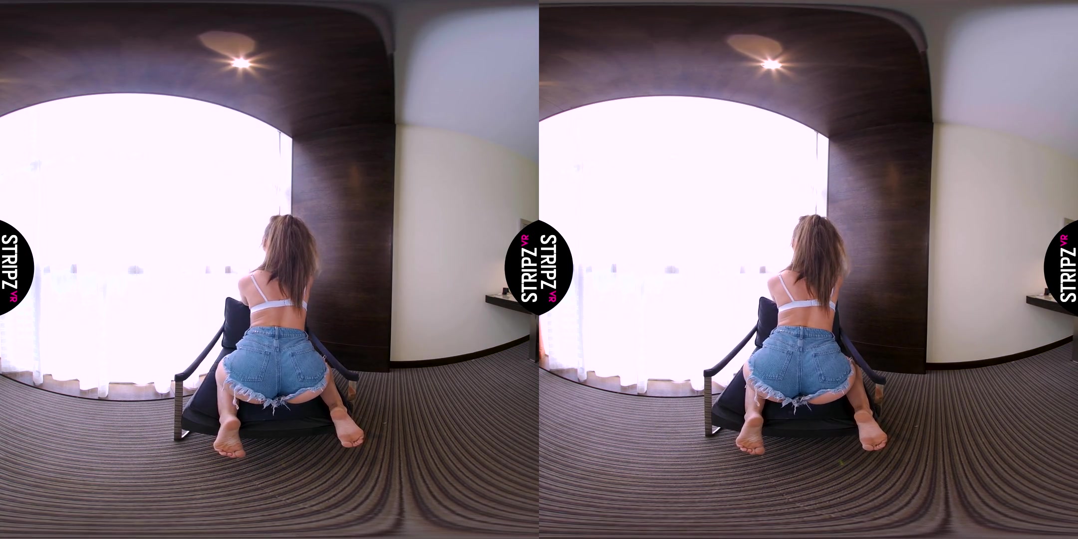 Jessica Annah in Hotpants - StripzVR