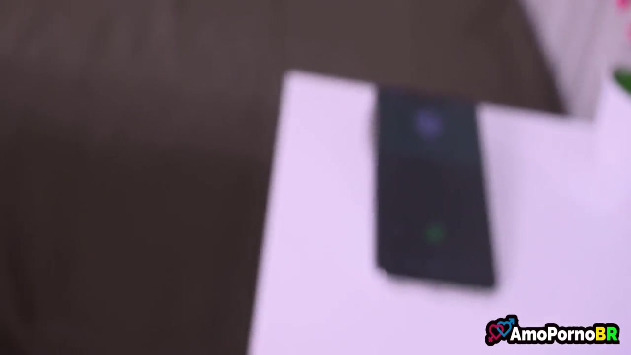 Marido Preocupado, Pois Olhou Uma Mensagem Estranha No Celular Da Esposa 5 Min
