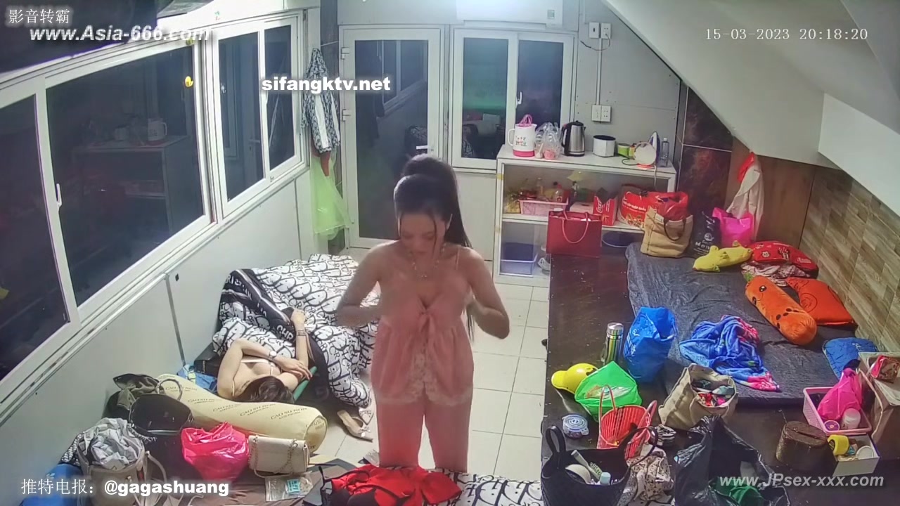 Hackers use the camera to remote monitoring of a lover's home life.600