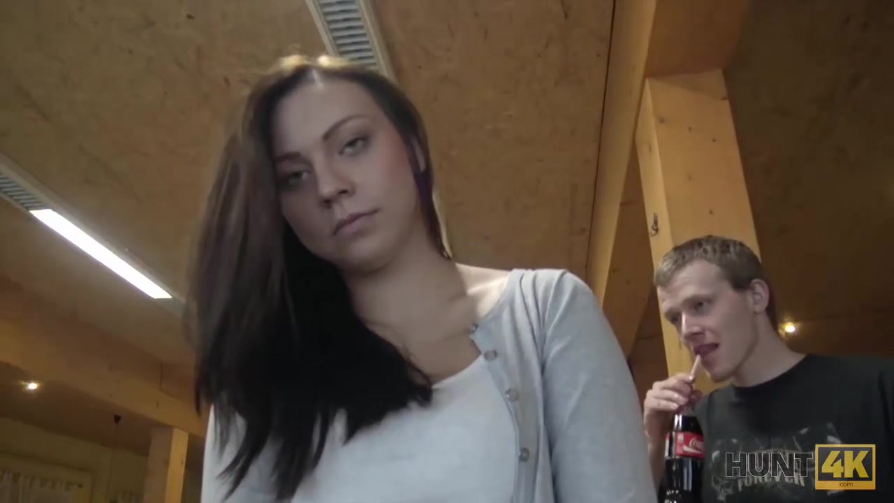 HUNT4K. Cocu regarde comment sa bien-aimee gagne de l'argent avec sa chatte
