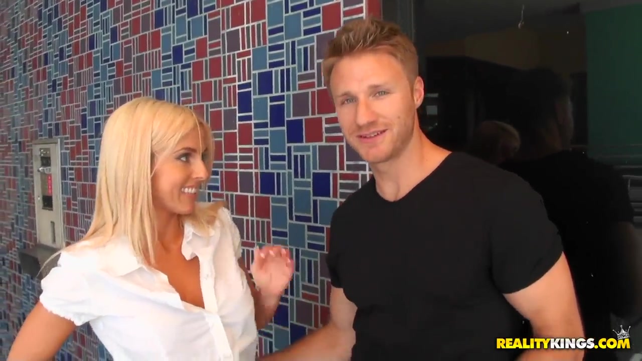 Pick up man meets a wonderful blonde with big tits