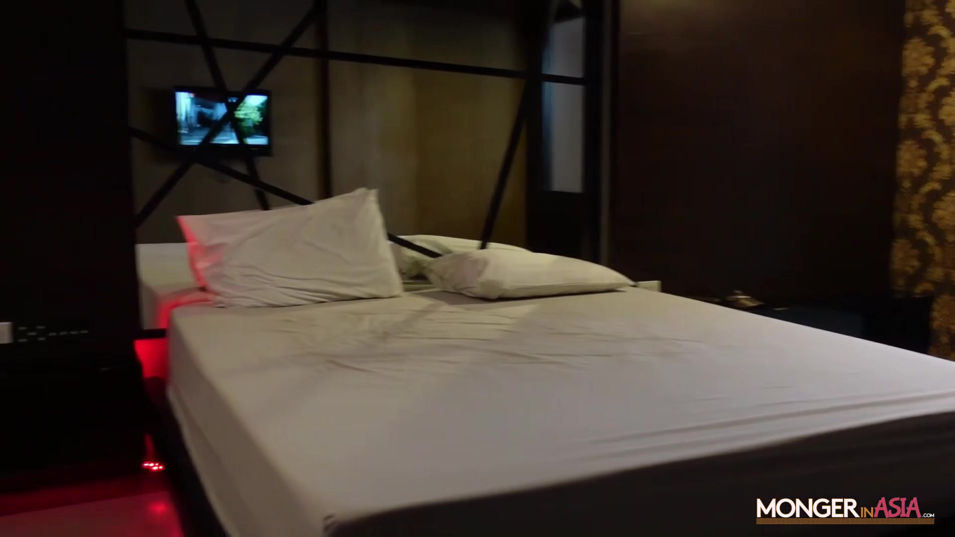Slutty amateur Thai ho fucks a lucky foreigner