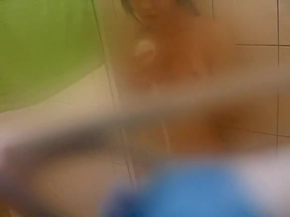 Gorgeous woman in shower never saw camera upper her