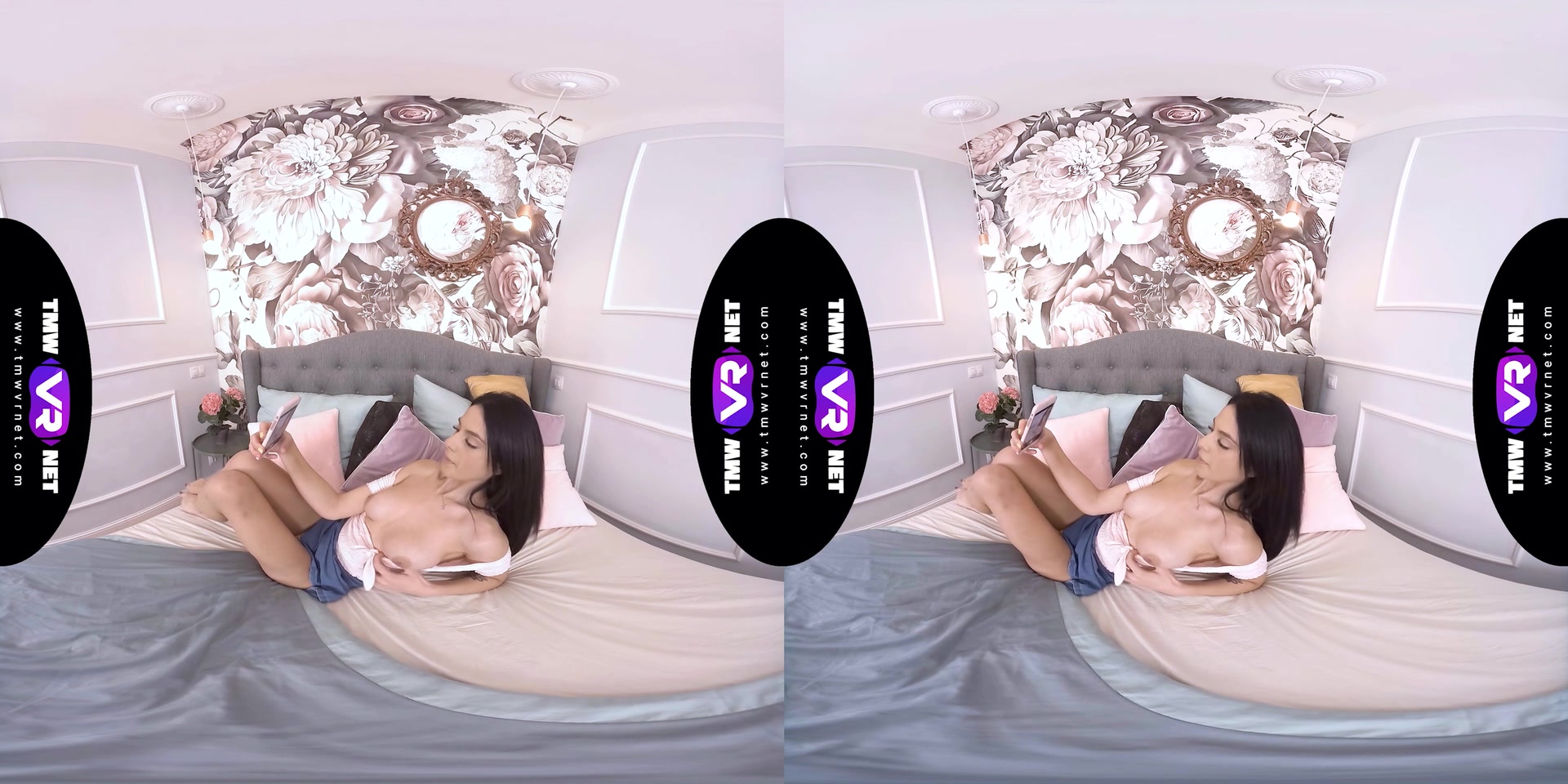Orgasming with a phone in her hands - TmwVRnet
