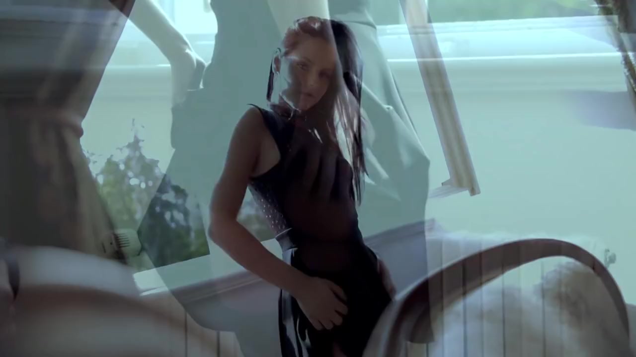 Glam Babe Masturbating In Solo Action