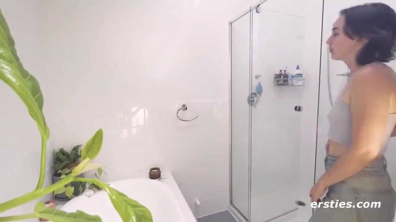 Cute Babes Enjoy A Sexy Bath Together