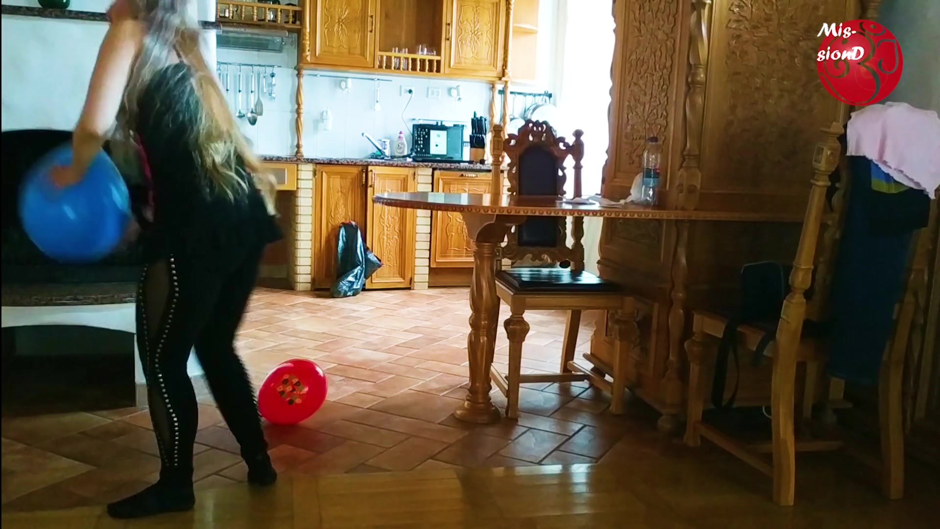 Blonde With Balloons - Sex Movies Featuring Findom Goaldigger