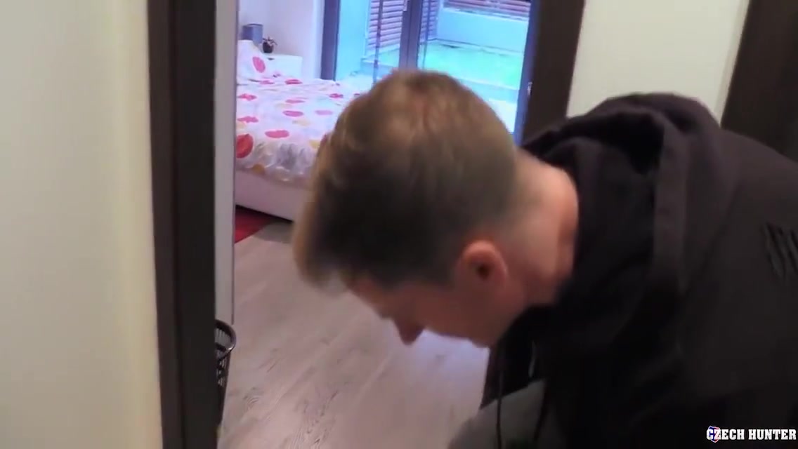 Czech Hunter - Desperate Guy Loses His Keys But Luckily He Meets A Man Who Offers A Ride In Exchange With His Tight Ass - Bigstr 10 Min
