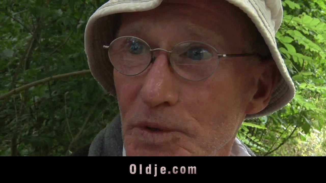 hottie bonks 2 old hobos in the wood