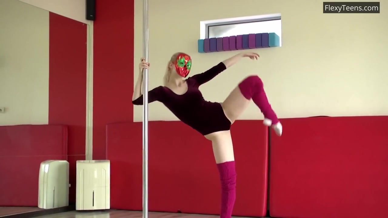 Manya Moves Her Legs And Does Astonishing Poses