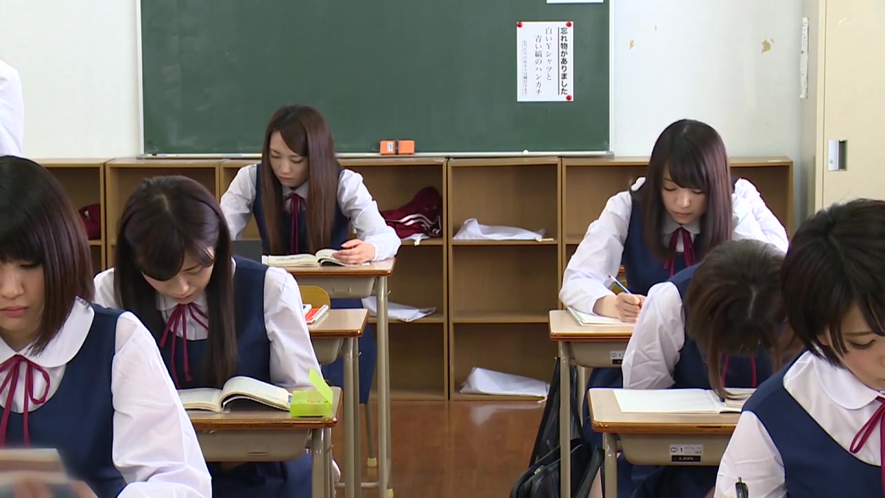 Fingered In Front Of The Classroom - JapansTiniest
