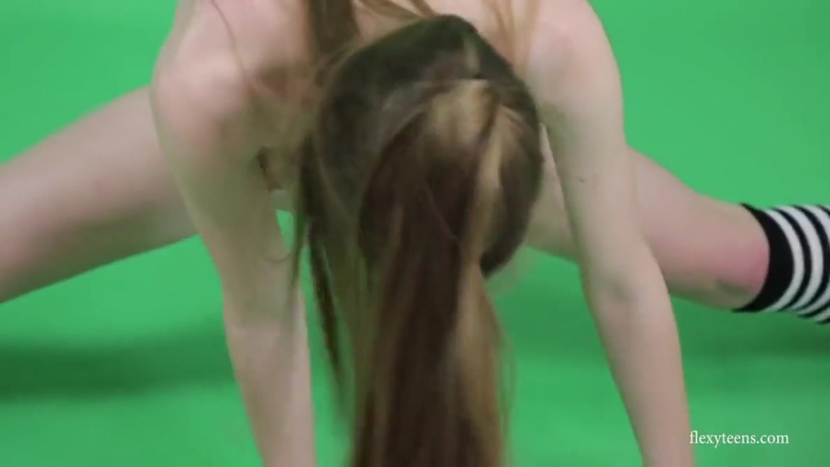 Young Brunette Gymnast Spreading Legs With Anna Mostik