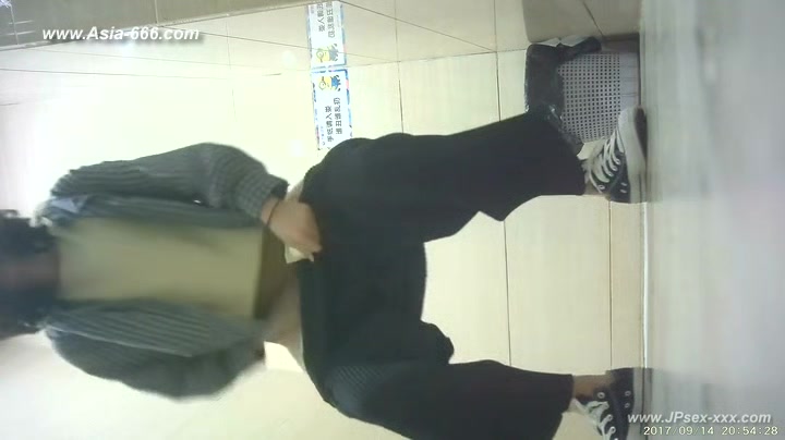 chinese girls go to toilet.100