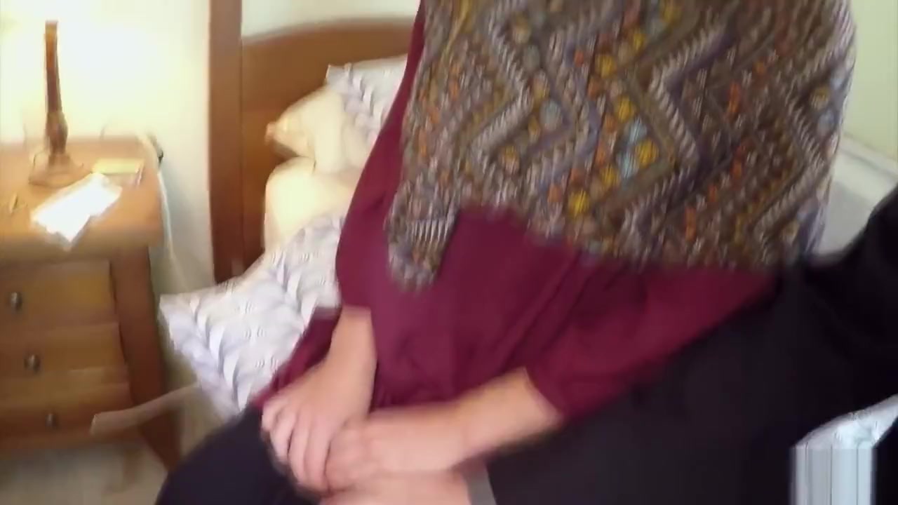 Hijab wearing babe tastes cum for cash tip