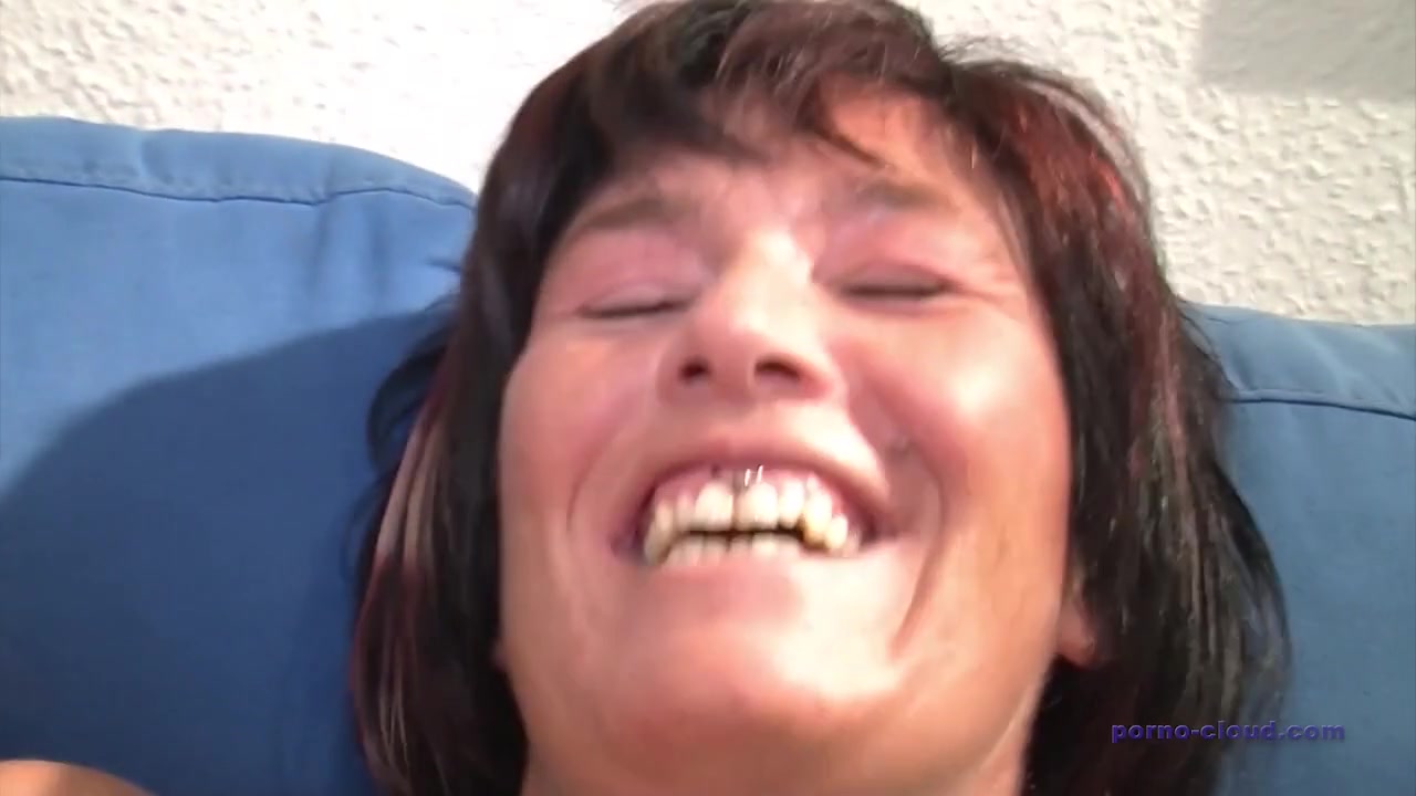 Mature bitch does her act solo