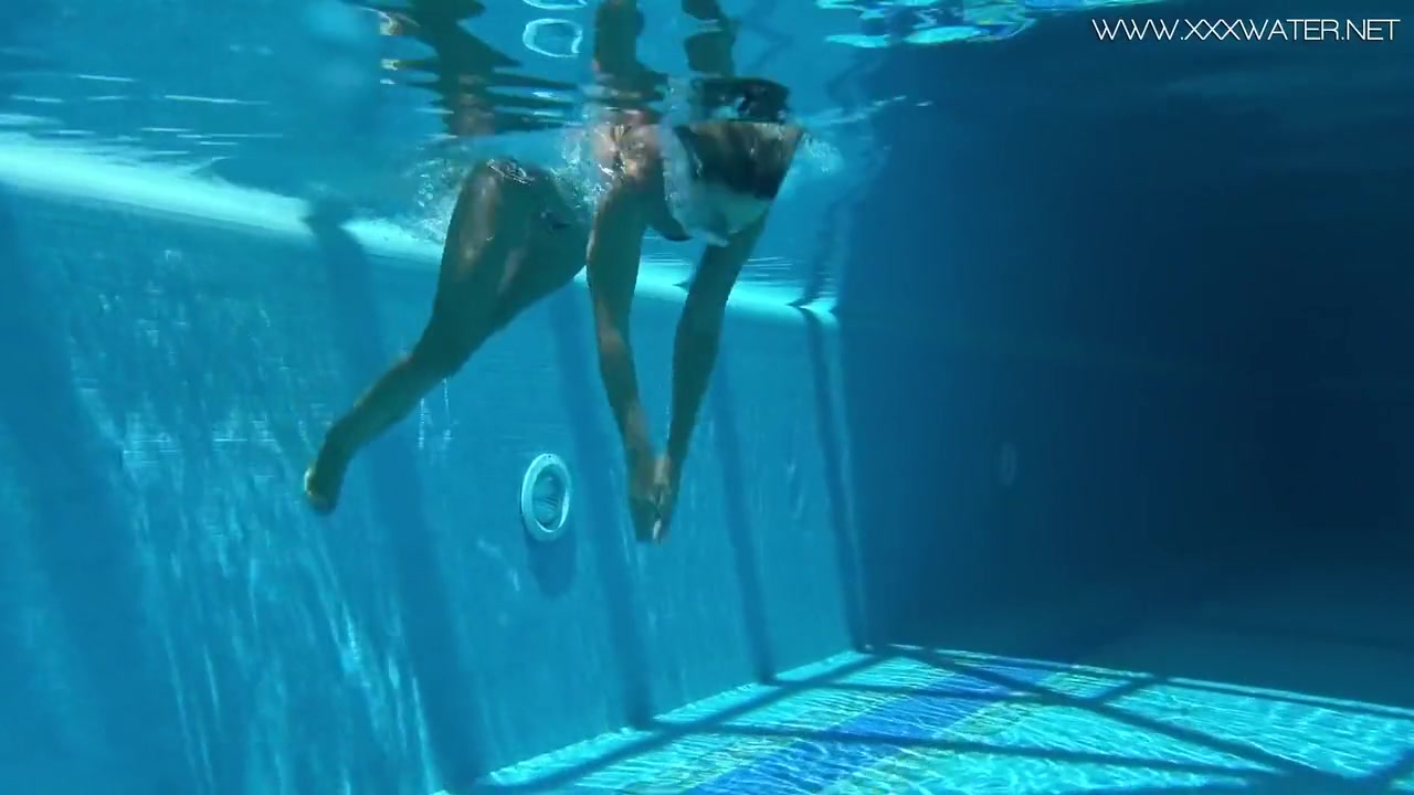 Absolutely Astonishing Blonde Pornstar Swimming - Mary Kalisy