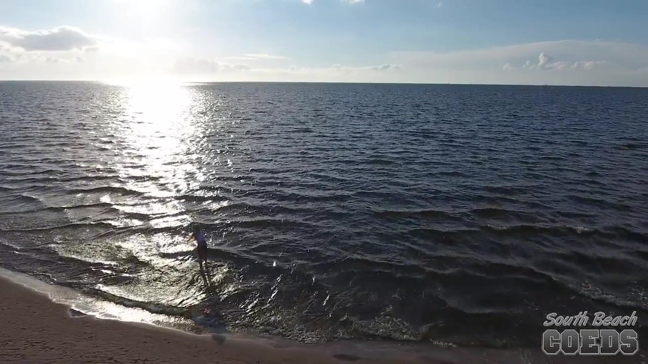 21yo Spinner Jesse Sexily Banging Herself Out At The Beach - SouthBeachCoeds